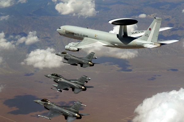 AWACS-Aufklärer Boeing E-3 der NATO mit F-16-Kampfjets / Foto: über dts Nachrichtenagentur