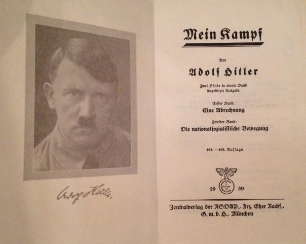 Originalausgaben von Hitlers "Mein Kampf" werden auch im Internet gehandelt. Foto: red 