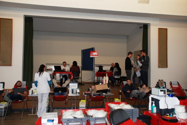 An allen drei Tagen war die Aula gut gefüllt. Dank der professionellen Arbeit des Deutschen Roten Kreuzes haben alle Schüler die Spende gut vertragen. Foto: bbs-landau