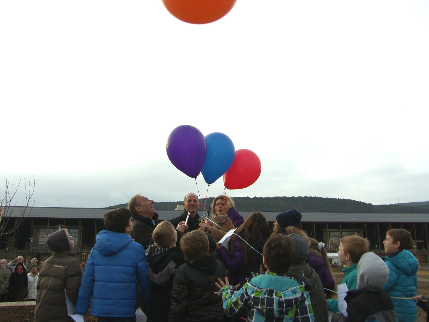 Viele Luftballons stiegen zur Eröffnung in den Himmel. Foto: Pfalz-Express/Ahme
