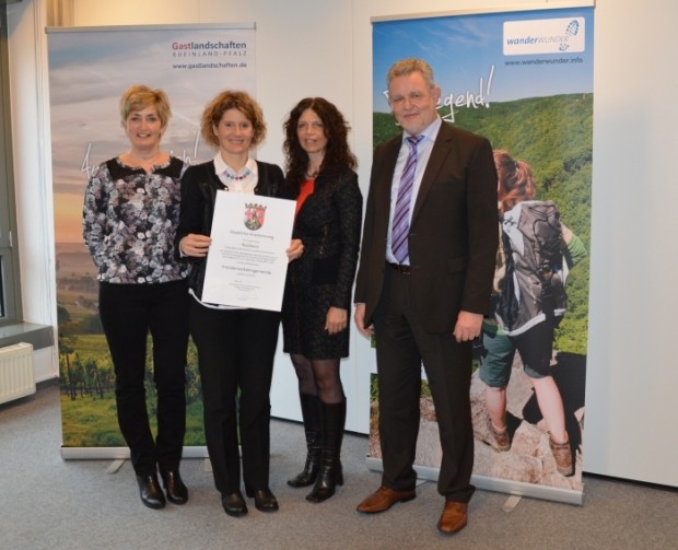 Ministerin Eveline Lemke (2.v.li.) mit Vertretern des Tourismusvereins.  Foto: mwkel.rlp