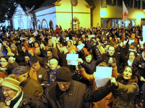 Gemeinschaftsgefühl beim Singen der "Ode an die Freude": Die Bürger hileten sich an den Händen. Fotos und Videos: pfalz-express.de/Licht