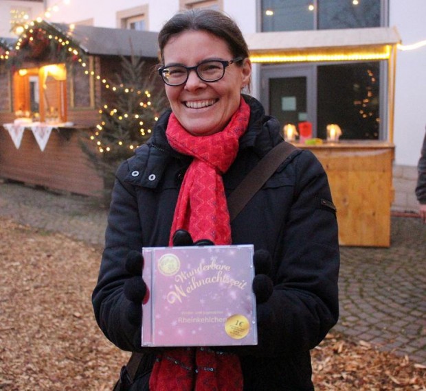 Britta Pfrmann, Vorsitzende des Kinderchors "Rheinkehlchen, präsentiert die neue CD. Sie kostet 10 Euro, ein Euro davon geht an soziale Zwecke. 