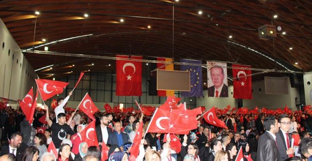 Erdogan-Anhänger bei einer Versammlung in Karlsruhe. Foto: Pfalz-Express/Licht