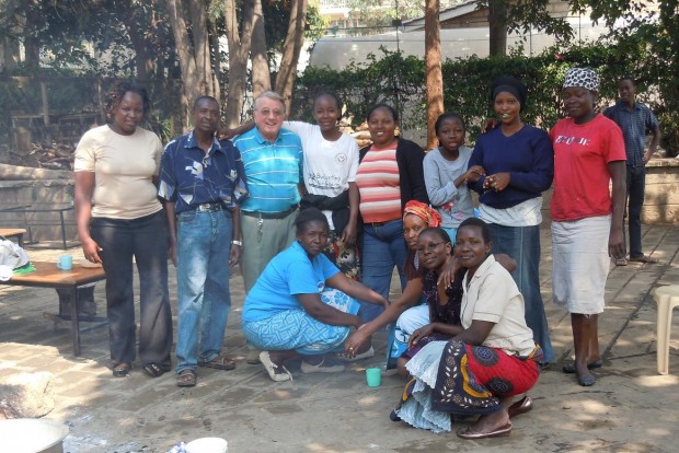 Missionar Karl Schaarschmidt mit kenianischen Helferinnen.