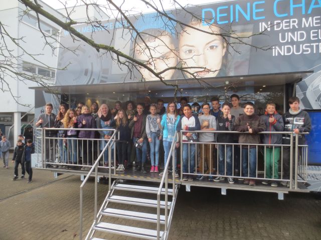 M+E-Truck bei der IGS Wörth Gruppenbild
