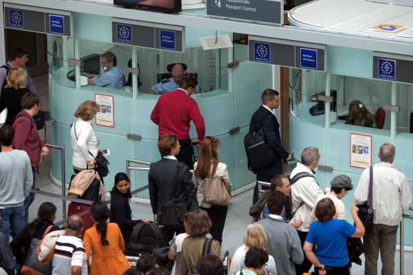 Flugpassagiere vor der Passkontrolle. Foto: dts Nachrichtenagentur