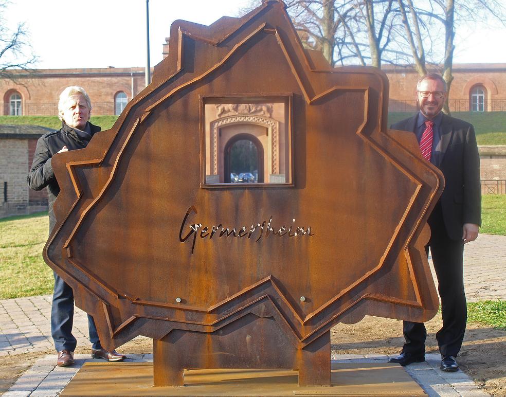 Bürgermeister Marcus Schaile (rechts) und der 1. Beigeordnete Norbert König genossen den ungewöhnlichen Blick auf das Germersheimer Wahrzeichen. 