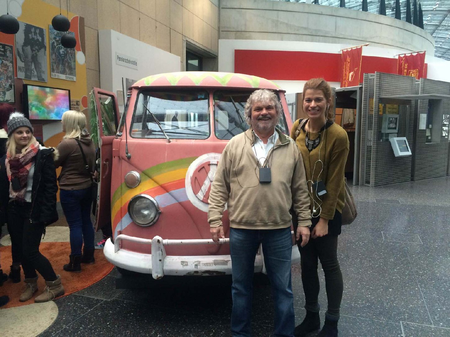 Als Oberstudienrat Christian Paulus (links) so jung war wie Studienreferendarin Lisa Reinheimer (rechts) , konnte man in der Flower-Power-Zeit den VW-Bully bei den Hippies oft sehen. Heute ein Ausstellungsstück im Haus der Geschichte in Bonn. Foto: bbs-süw