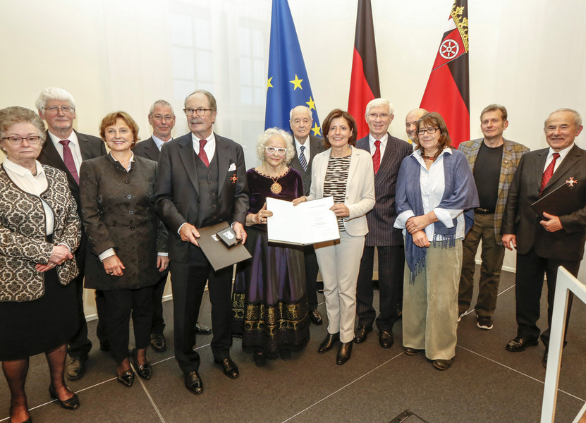 Die 12 Geehrten mit Ministerpräsidentin Malu Dreyer. Foto: staatkanzlei-rlp/Sämmer