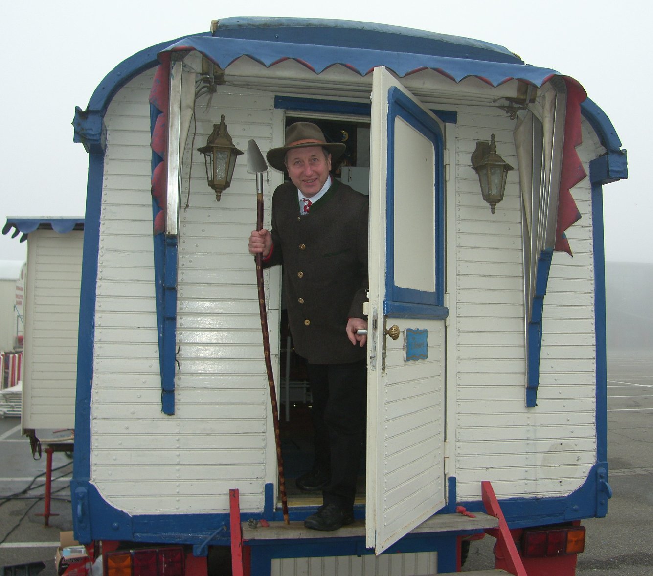 Schäfer Heinrich wohnt in einem schönen alten Circuswagen während seiner Zeit beim Weihnachtscircus. Foto: Pfalz-Express/Ahme