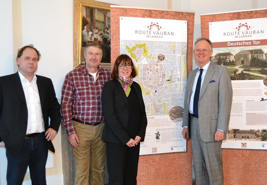 Oberbürgermeister Hans-Dieter Schlimmer, Stadtarchivarin Christine Kohl-Langer, Peter Weiler vom Festungsbauverein und Grafiker Klemens Kluge (v.r.n.l.) Foto: stadt-landau