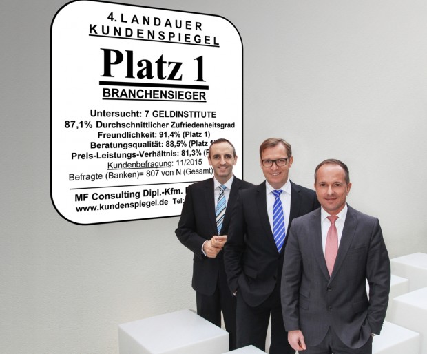 Der Vorstand der VR Bank Südpfalz freut sich über Platz 1 beim 4. Landauer Kundenspiegel - v.r.n.l. Jürgen Büchler, Christoph Ochs (Vorsitzender), Clifford Jordan. Foto: vrbank südpfalz