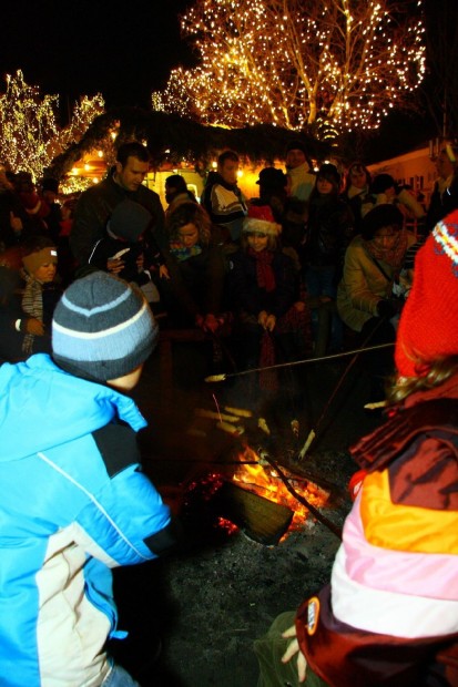 Einen beliebten Treffpunkt für Eltern und Kinder bildet das schöne Jurtezelt mit Lagerfeuer in der "Waldweihnacht". Hier wird am prasselnden Feuer geplaudert und Stockbrot gebacken. Foto: bft-haßloch