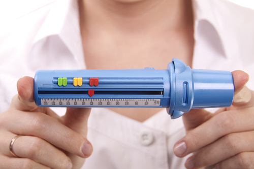 Mit dem Peak-flow-Meter können Asthmatiker die Atemstromstärke messen. (©shutterstock.com – Denis Mironov)