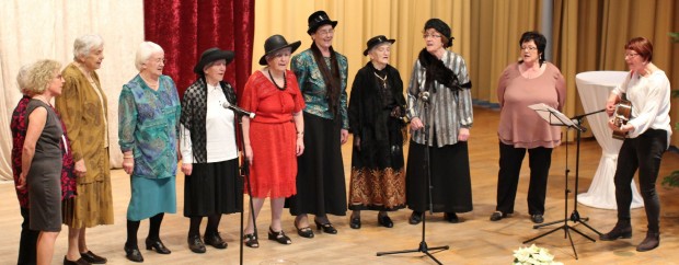 Die Seniorengesangsgruppe in originellen Kostümen.