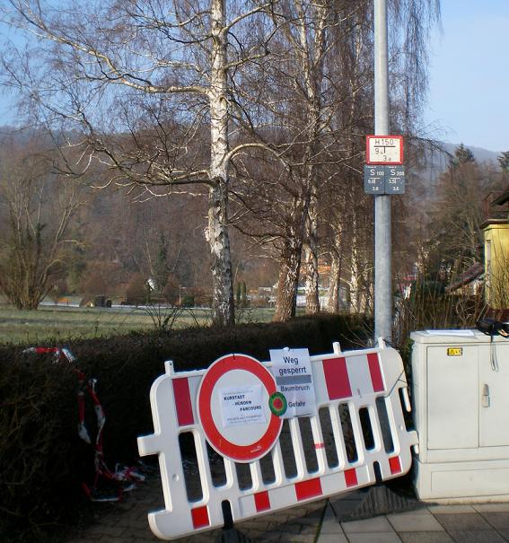 Sieht fast "offiziell aus": Die Absperrung am Finkenweg. Fotos: v. privat
