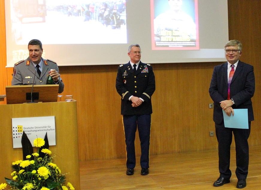 V.li.: General Markus Laubenthal, Colonel Norman Fuss und Uni-Rektor Prof. Dr. Joachim Wieland. Foto: pfalz-express.de/Licht