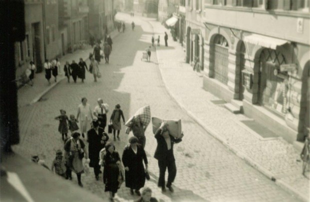 1944: Hagenbacher Bürger kommen in Gerolzhofen an. Fotos: über Stadt Hagenbach 