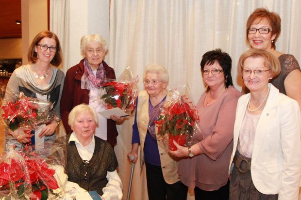  Die Jubilare von links Sigrid Schwab, Helga Ehnes, Katharina Gärtner und Anna Settelmeier (sitzend) zusammen mit Regina Mendel, Judith Skienziel-Heid und Maria Kern.