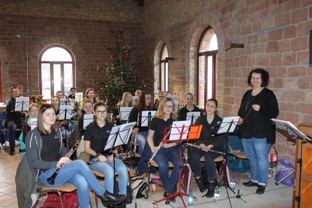 In gekonnter Art begeisterte die Jugendkapelle des Musikvereins „Lyra“  Rheinzabern mit ihrer Dirigentin Christine Steiner.