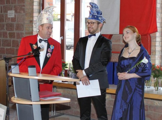 Das Rheinzaberner Prinzenpaar Prinz Moritz I. und Prinzessin Sophie I. wird von  Hofmarschall  Christian Lauer den Gästen vorgestellt.