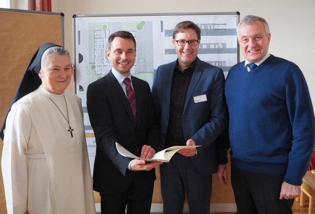 David Langner überreichte den Bewilligungsbescheid zum neuen Bauvorhaben in Speyer (Zweiter von links) mit (v.l.n.r.) Schwester Gertrud, Paul Bomke und Theo Wieder.