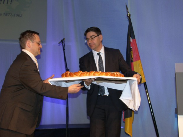 De Bäcker Becker, Claus Becker überreichte eine große Neujahrsbrezel. Foto: Pfalz-Express/Ahme