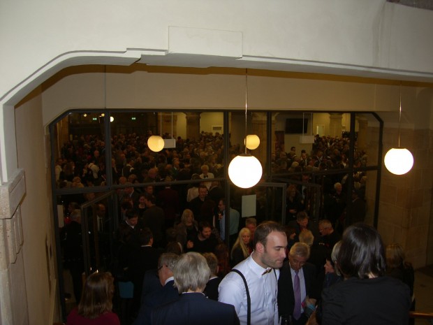Nach dem offiziellen Teil traf man sich im Foyer der Festhalle zum Umtrunk. Foto: Pfalz-Express/Ahme