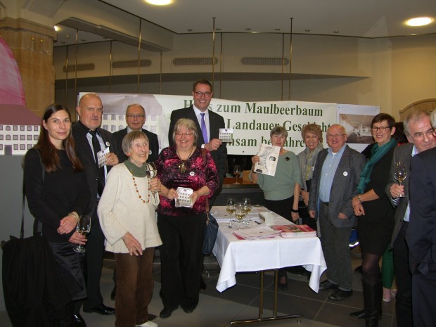 Es werden noch Genossenschaftsmitglieder für das Haus zum Maulbeerbaum gesucht. Hier mit Minister Alexander Schweitzer. Foto: Pfalz-Express/Ahme