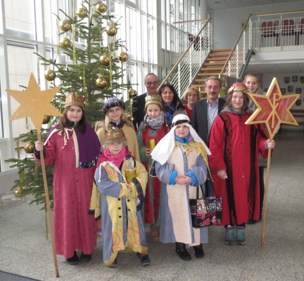 Die Sternsinger brachten traditionell den Neujahrssegen in die Verwaltung.