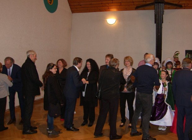 Traditionell werden die Offenbacher von Funktionsträgern der Gemeinde begrüßt. Foto: Pfalz-Express/Ahme