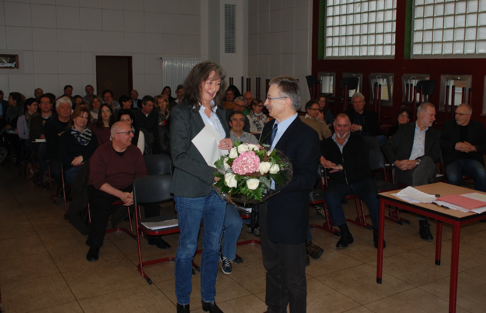 Mit lobenden Worten und einem Blumenstrauß verabschiedete Schulleiter Ernst Gamber Lucia Pietrulla aus dem Schuldienst. Foto: BBS Landau