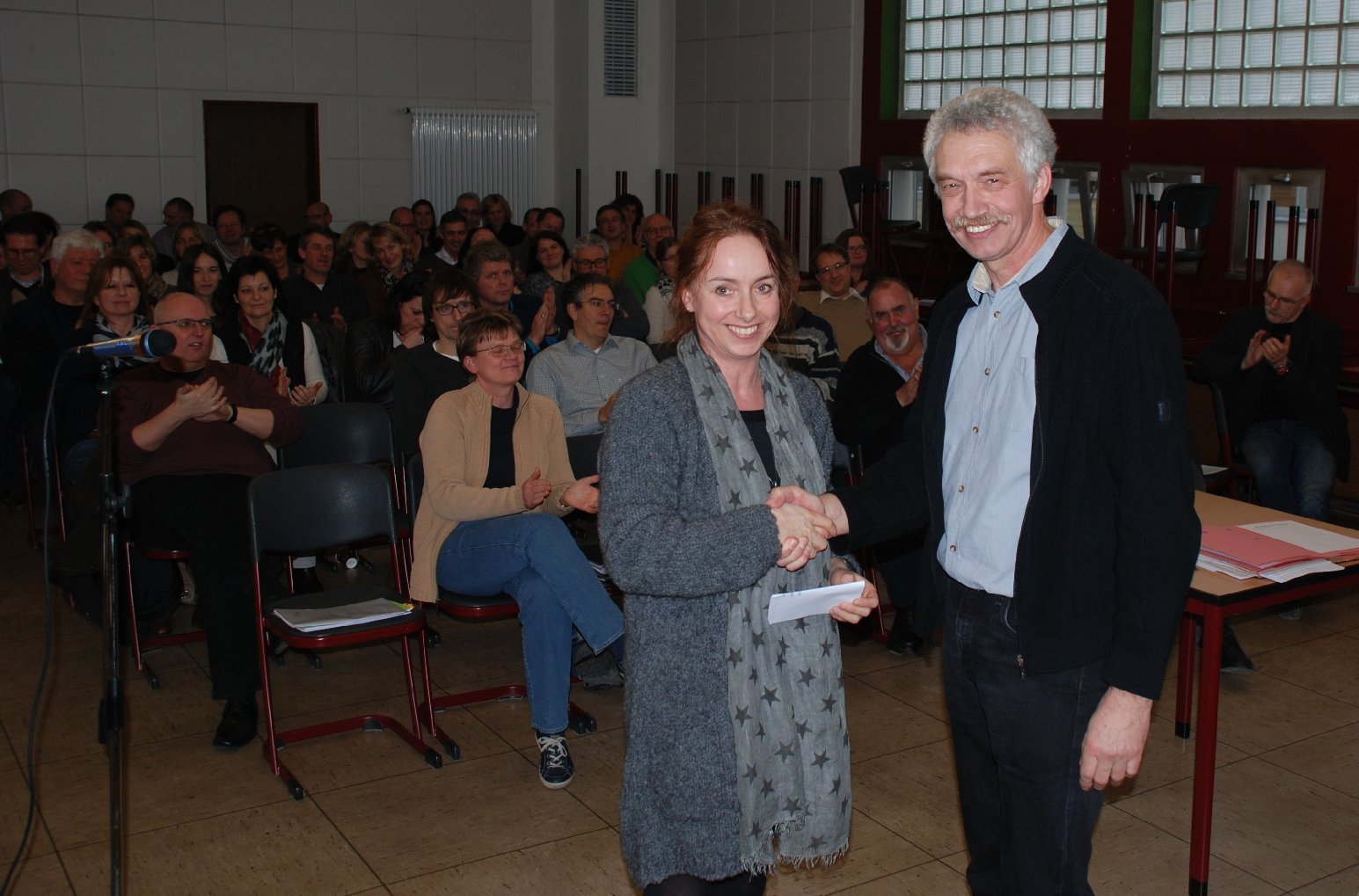 Gabriele Banzhaf (l.) überbrachte als Vorsitzende des Personalrats Manfred Stempel die besten Wünsche des Kollegiums. Foto: BBS Landau