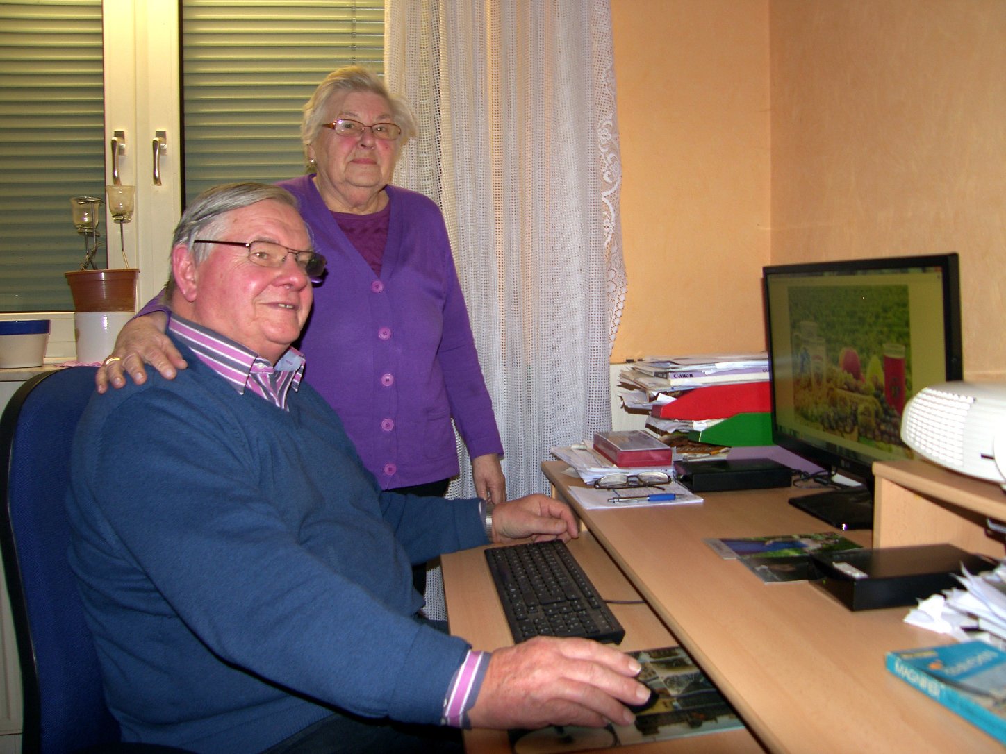 Emanuel und seine Linde, die ihn manchmal in seinem Arbeitszimmer besucht. Foto: Pfalz-Express/Ahme