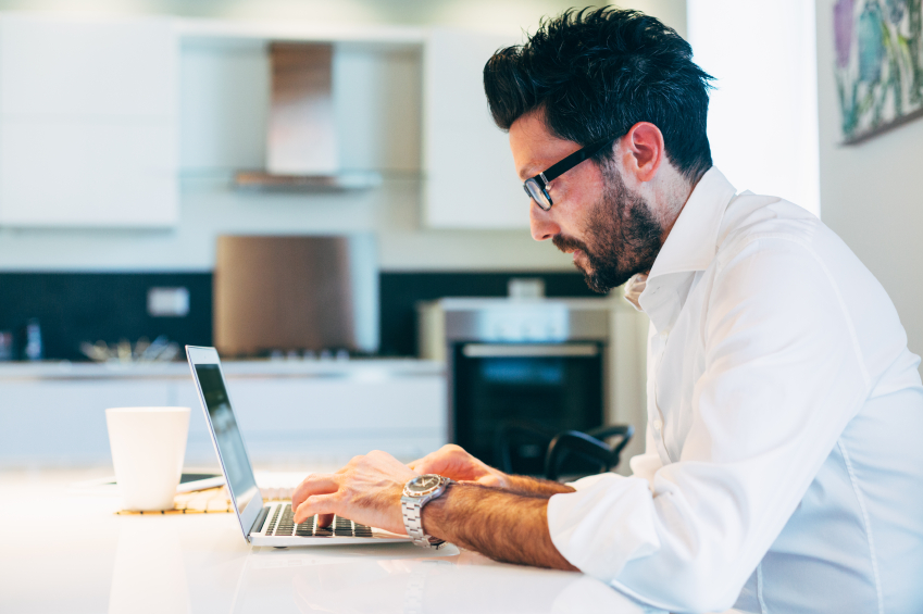 Möglichlichkeit für die Karriere oder um Versäumtes nachzuholen: Neben dem Job zuhause studieren. Foto: © istock.com/deimagine