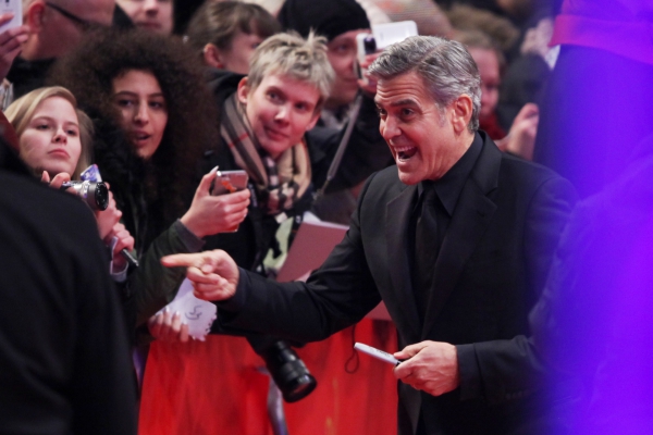 George Clooney mit Fans. dts Nachrichtenagentur