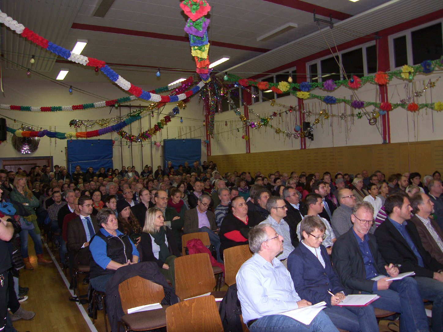 Bürgerversammlung in der Turnhalle in Dammheim. Es werden weitere Helfer für die ehrenamtliche Arbeit gesucht. Foto: Pfalz-Express/Ahme