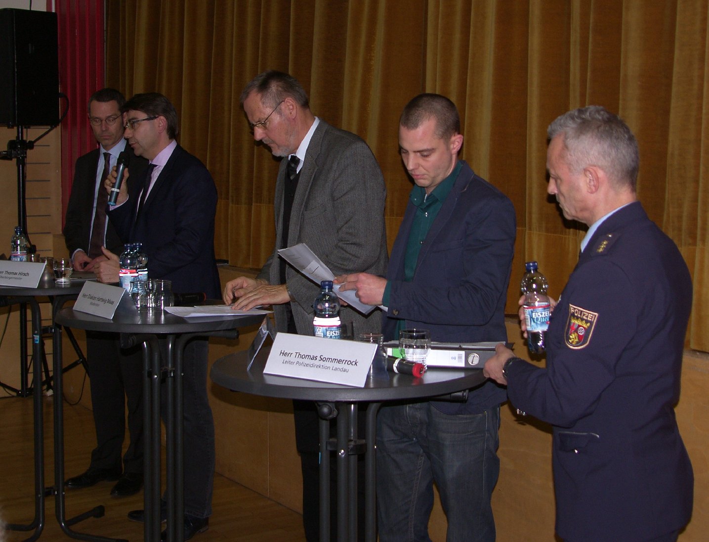 Nahmen die Befürchtungen der Bürger ernst: Bürgermeister Ingenthron, OB Hirsch, Diakon Maas, Ortsvorsteher Maier und Thomas Sommerrock (Leiter PD Landau). Foto: Pfalz-Express/Ahme