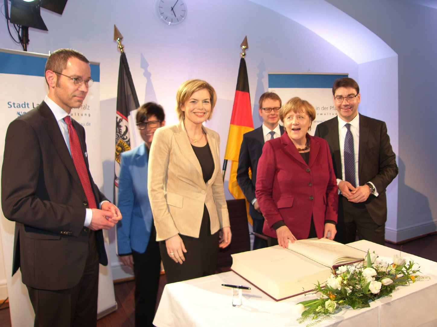 Merkel trägt sich ins Goldene Buch der Stadt ein. Foto: Pfalz-Express/Ahme