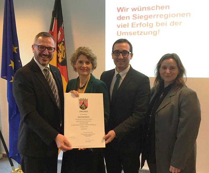 V.li.: Bürgermeister Marcus Schaile, Wirtschaftsministerin Eveline Lemke, Kreisbeigeordneter Michael Braun sowie Frauke Vos-Firnkes bei der Preisverleihung am 5. Februar 2016 in Mainz.