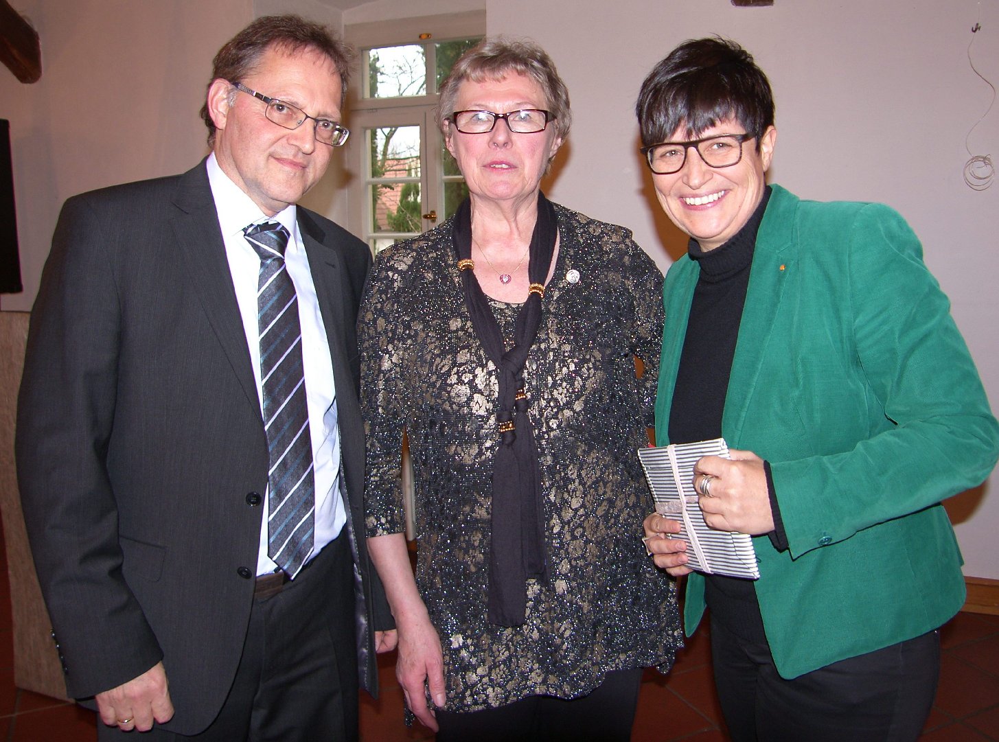 Bürgermeister Vogl, Elke Kost und Gratulantin Christine Schneider. Foto: Pfalz-Express/Ahme
