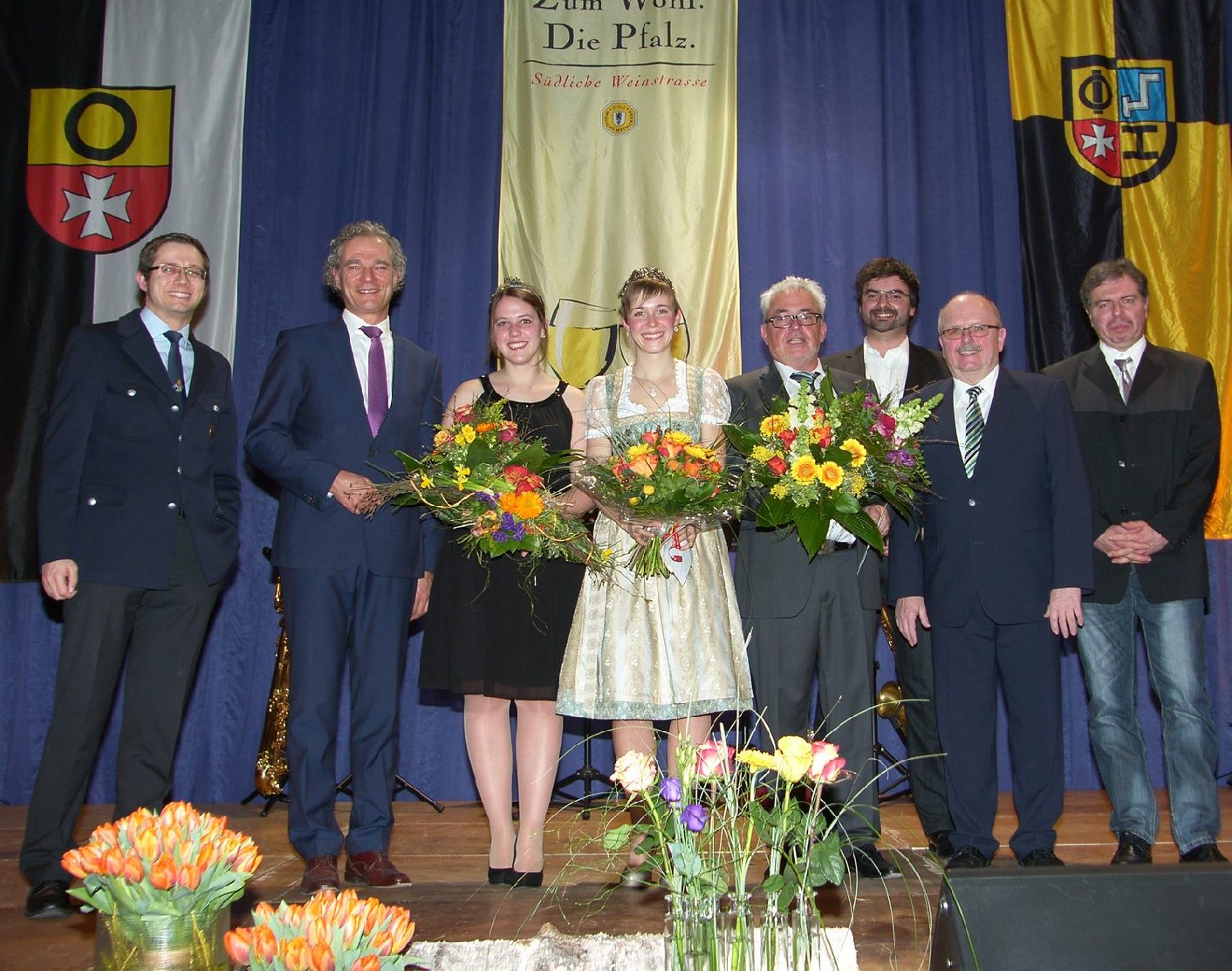 Madlein Römer (Mitte) ist neue Weinprinzessin und bedankt sich bei ihren Gratulanten. Foto: Pfalz-Express/Ahme
