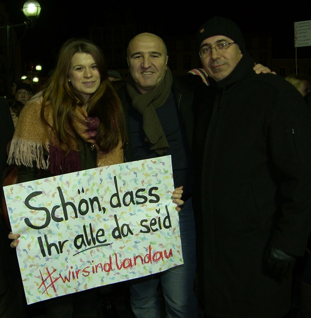 Lisa Reinheimer bei der Kundgebung "Wir sind Landauer" mit Zilya Yüksel und Aydin Tas. Foto: Pfalz-Express/Ahme