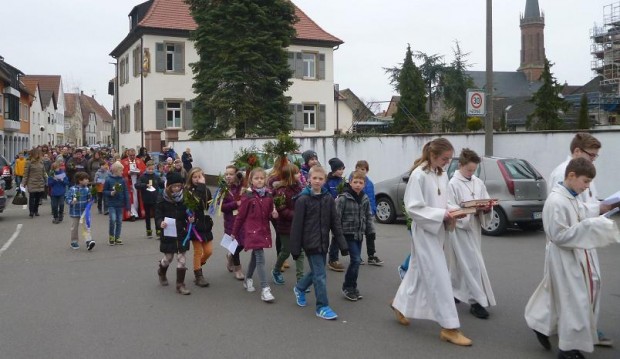 Die Prozession zieht zur Kirche. Fotos: v. privat
