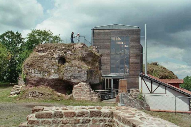 Burgruine Lemberg mit Burgeninformationszentrum. Foto: Reutti