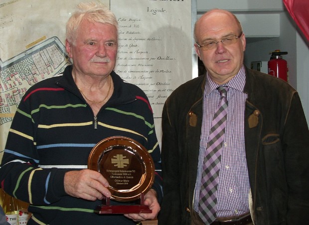 Ottmar Metz erhielt eine seltene Ehrung für seine Verdienste um die Tischtennis-Abteilung. Es gratuliert Bernhard Wagner. Foto: Pfalz-Express/Ahme