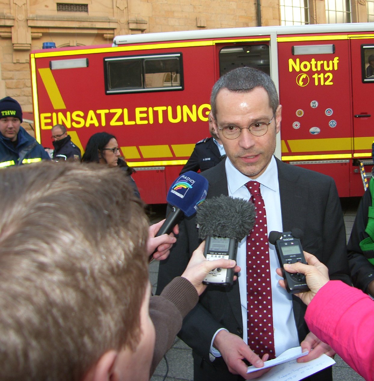 Einsatzleiter Dr. Ingenthron verkündet "Vollzug". Foto: Pfalz-Express/Ahme