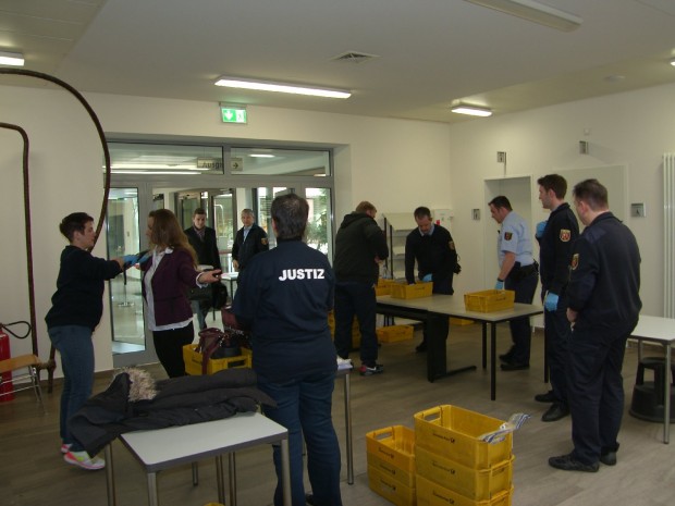 Sicherheitsvorkehrungen zu Beginn des Prozesses. Fotos: Pfalz-Express/Ahme