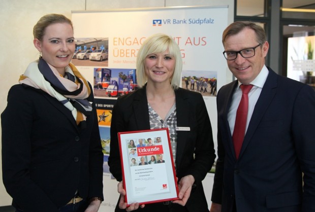 Christina Neumann (links) von der DKMS ehrt Christine Scheib für ihre Stammzellenspende. Über das besondere Engagement der VR Bank-Mitarbeiterin freute sich der Vorstandsvorsitzende Christoph Ochs. Foto: red